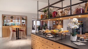 Una cocina moderna con una isla central, armarios de madera y una variedad de alimentos exhibidos en la encimera.