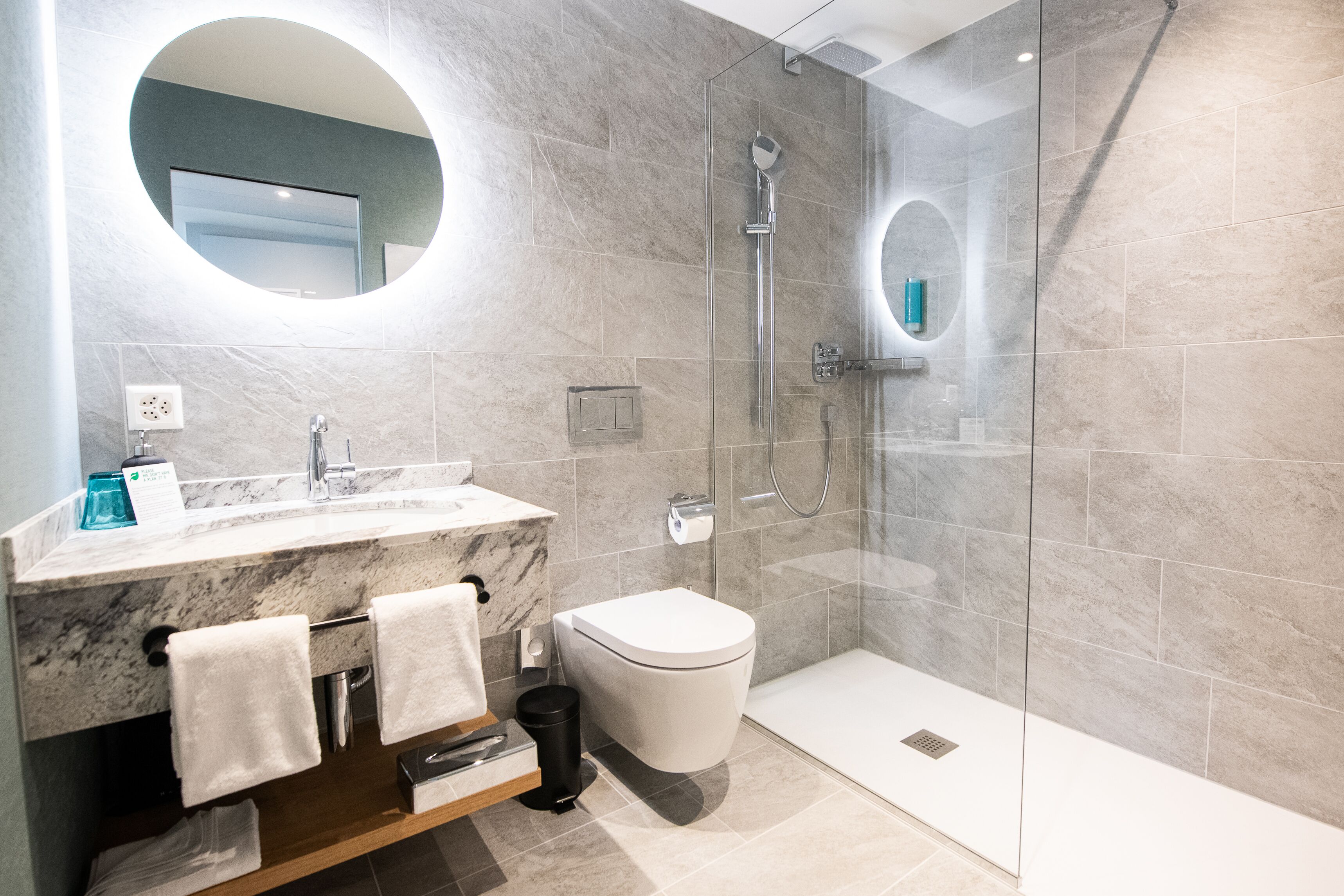 basic triple room | bathroom | shower, free toiletries, hair dryer, bathrobes