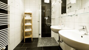 Apartment, 2 Bedrooms, Accessible | Bathroom | Shower, hair dryer, heated floors, towels - Cityhouse Apartments (Schladming)