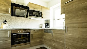 Comfort Apartment, 3 Bedrooms | Private kitchen | Fridge, microwave, stovetop, dishwasher