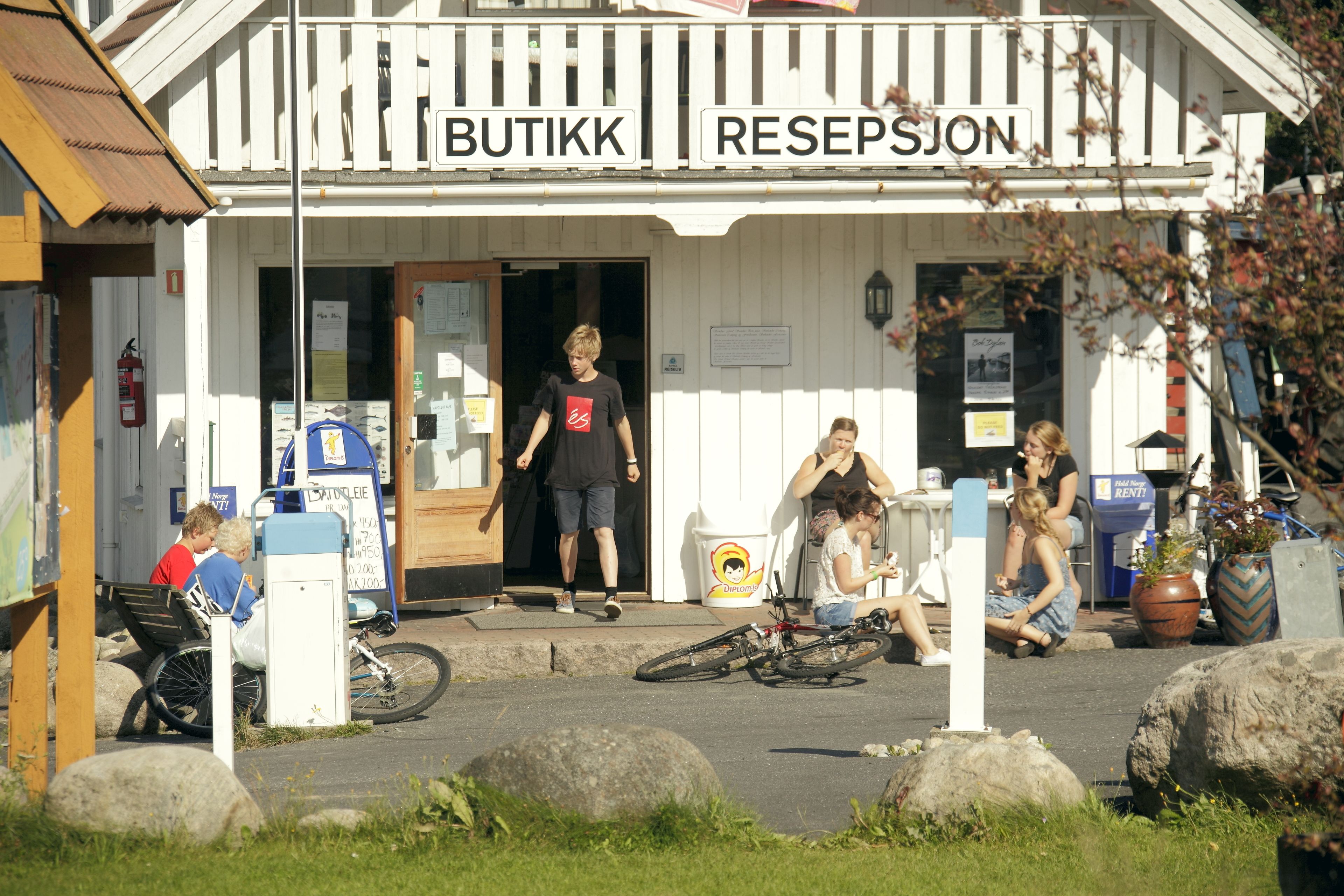 A building with signs reading "BUTIKK" and "RESEPSJON".