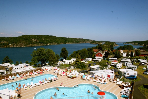 Una piscina al aire libre de temporada (de 10:00 a 19:00), tumbonas