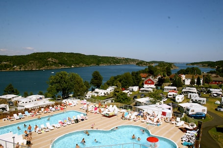 Una piscina al aire libre de temporada, sillones reclinables de piscina. Sørlandet Feriesenter