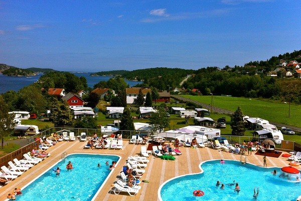 Sesongbasert utendørsbasseng og solsenger