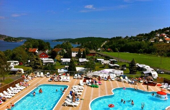 Seasonal outdoor pool, open 10:00 AM to 7:00 PM, pool loungers