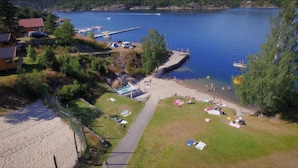 A lakeside property with a dock, beach, and a swimming pool. - Sørlandet Feriesenter (Risør)