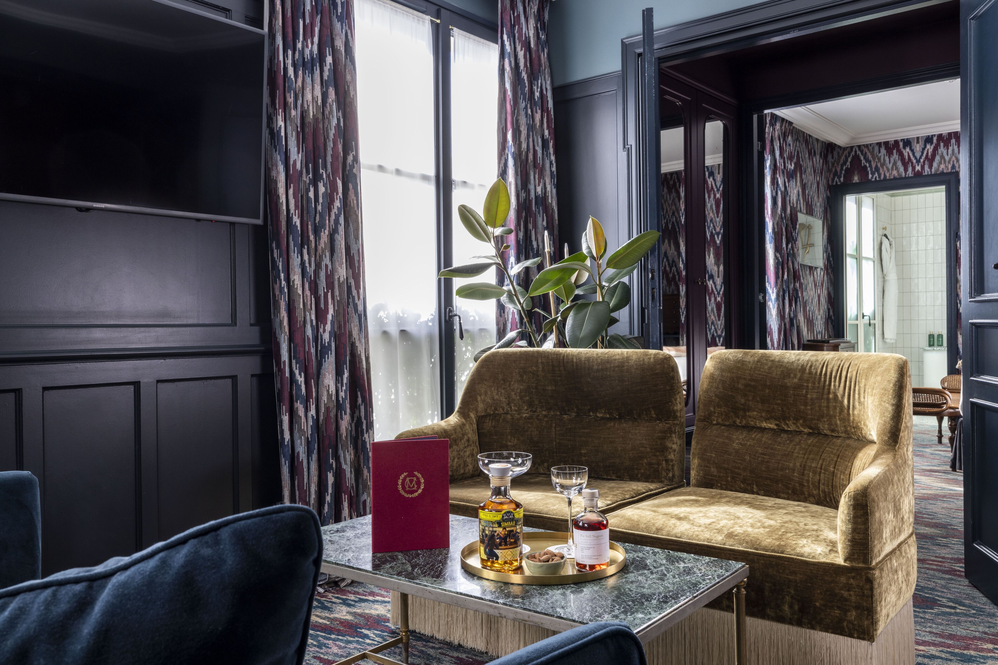 suite alexandre | living area | flat-screen tv