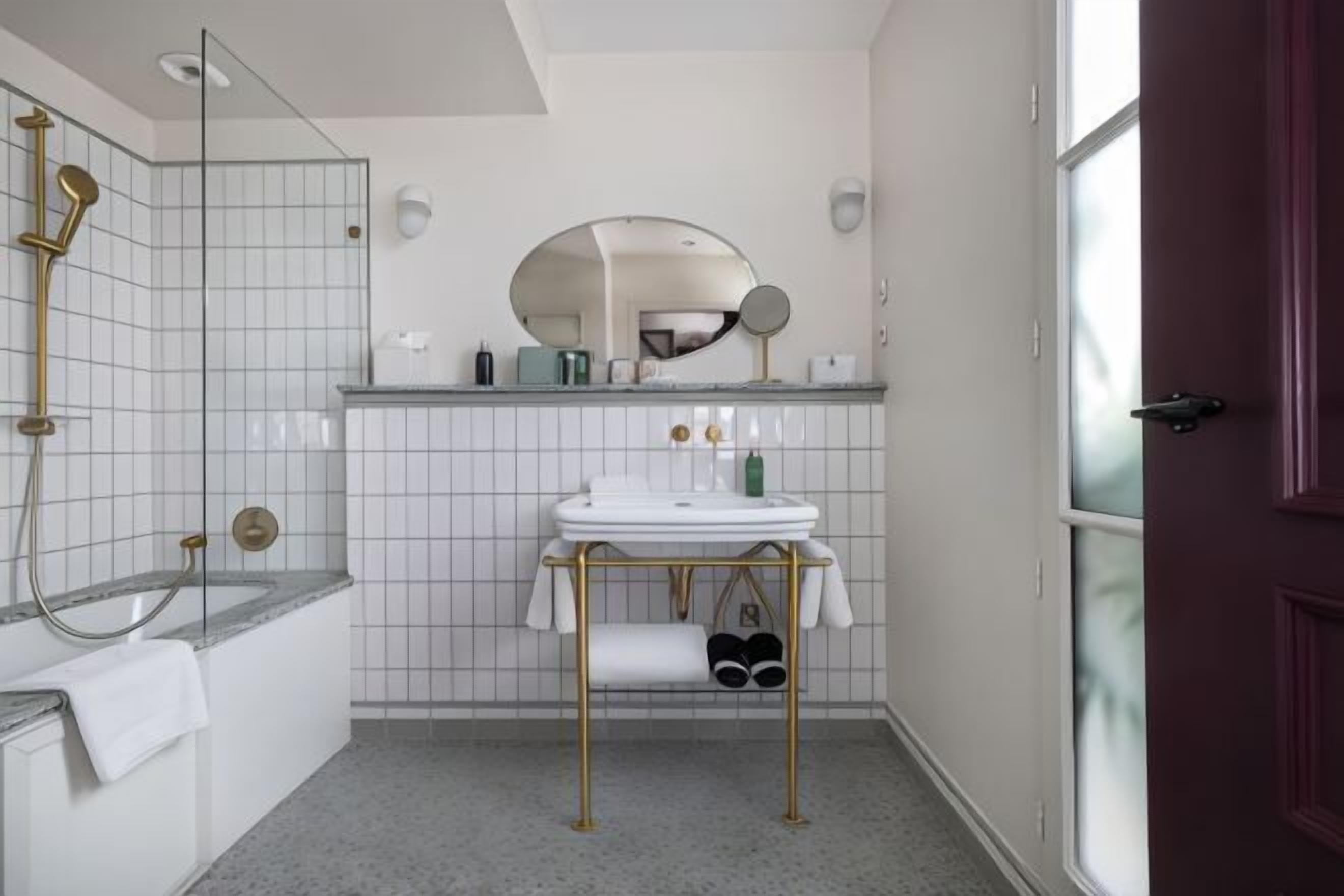 Salle de bain | Articles de toilette (gratuits), séchoir à cheveux, peignoirs