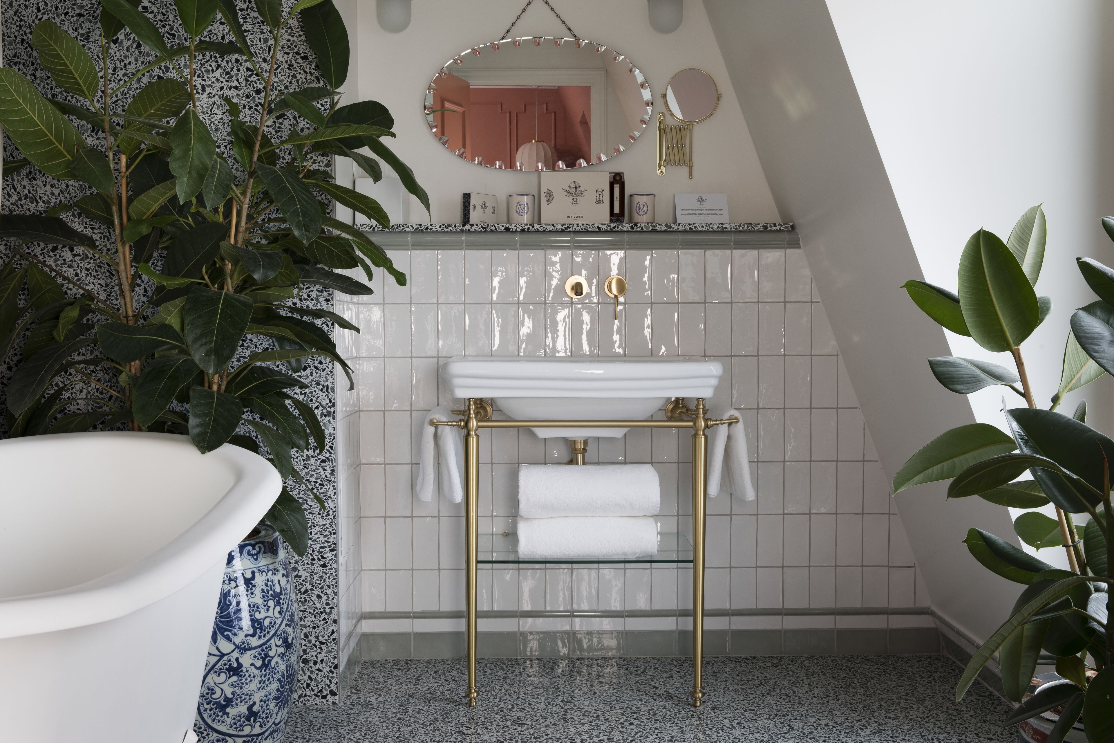 junior suite (mercedes) | bathroom | free toiletries, hair dryer, bathrobes, slippers