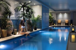 Una piscina cubierta