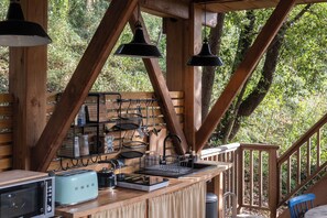 Family Tree House, 2 Bedrooms, Non Smoking, Valley View (Colonel Hathi) | In-room dining - Orion Tree houses (Saint-Paul-de-Vence)