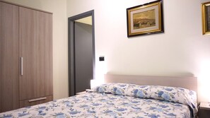 Apartemen Comfort, 2 kamar tidur, pemandangan kota | 1 kamar tidur, meja kerja, dan setrika/meja setrika