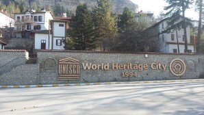Muro de piedra con la inscripción "Ciudad Patrimonio de la Humanidad por la UNESCO 1994".