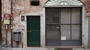 Unclassified image, 3 of 13, button - Suite nell'anfiteatro Romano (Lucca)