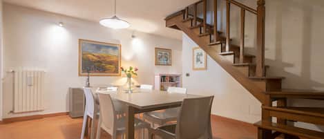 Departamento Confort, 2 habitaciones | Área de sala de estar | Smart TV