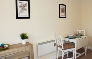 Apartamento de lujo, 2 habitaciones | Servicio de comidas en la habitación