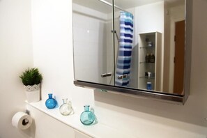 Luxury Apartment, 1 Bedroom | Bathroom | Shower, hair dryer, towels, soap - Marco Polo Suite (Nottingham)