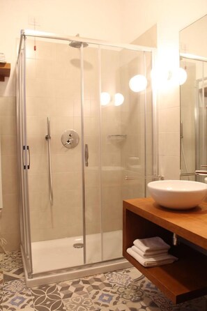 Douche, articles de toilette gratuits, bidet, serviettes fournies