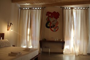 Sängtillbehör av högsta kvalitet, minibar, skrivbord och ljudisolering
