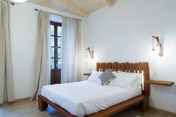 Comfort Room | Premium bedding, minibar, desk, soundproofing