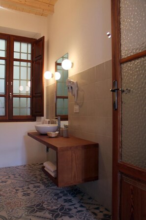Ducha, artículos de tocador gratuitos, bidet, toallas