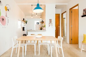 Appartement Design, 3 chambres, balcon, vue sur la ville | 1 chambre, bureau, fer et planche à repasser, accès au Wi-Fi (inclus)