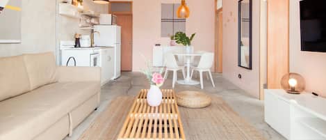 Apartment, 2 Bedrooms, Kitchenette, Ground Floor | In-room dining