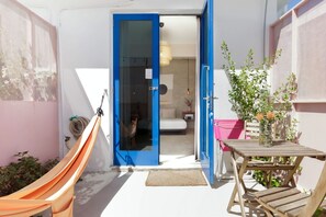 Studio romantique, 1 chambre, réfrigérateur et four à micro-ondes, vue sur le jardin | Terrasse/patio