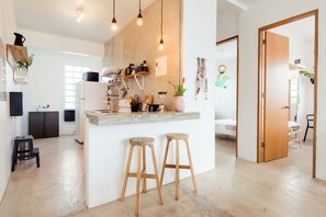 设计公寓, 3 间卧室, 阳台, 城市景观 | 私人厨房 | 冰箱、微波炉、茶具/咖啡用具、电热水壶