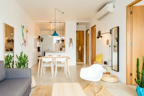 设计公寓, 3 间卧室, 阳台, 城市景观 | 起居区 | 平  板电视