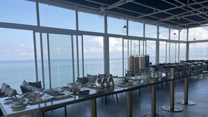 朝食、ランチ、ディナー、ブランチに営業