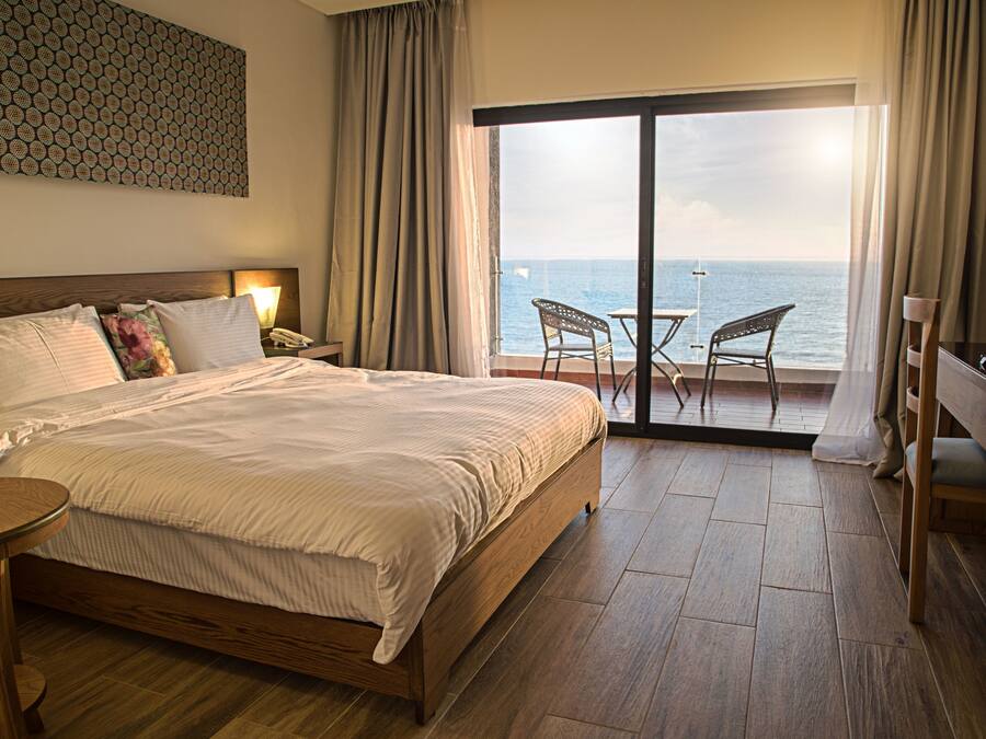 Frigobar, cofres nos quartos, individualmente decorados