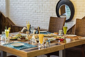 بوفيه فطور يوميًا مقابل رسوم
