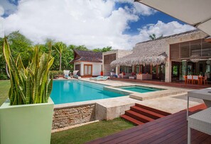 Una piscina al aire libre, tumbonas