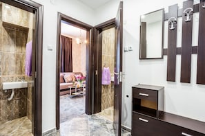 Deluxe-Apartment, 1 King-Bett | Wohnbereich | Flachbildfernseher