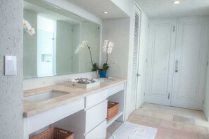 Bathroom - Casa Feliz by Unlimited Luxury Villas (La Romana)