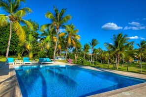 Outdoor pool - Casa Feliz by Unlimited Luxury Villas (La Romana)