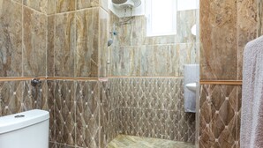 Luxury Apartment, 2 Bedrooms | Bathroom | Shower, free toiletries, towels - Deluxe Suite Sofia (Sofia)