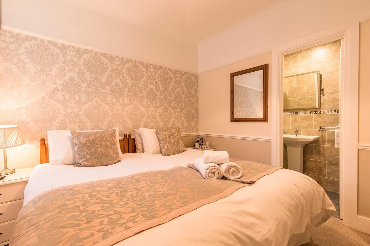 Camera con letto matrimoniale o 2 letti singoli, bagno in camera | Wi-Fi gratuito, lenzuola