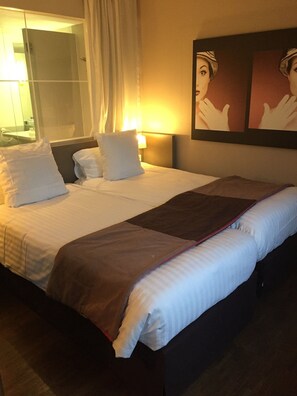 1 間臥室、高級寢具、書桌、遮光布/窗簾