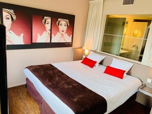 1 soverom, sengetøy av topp kvalitet, skrivebord og blendingsgardiner