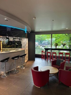Bar (on property) - Standing Hôtel Suites by Actisource (Roissy-en-France)