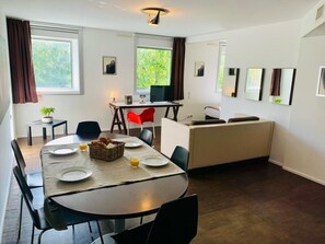 Suite – executive, 2 soverom | Oppholdsområde | Flatskjerm-TV