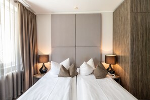 Minibar, caja de seguridad en la habitación y escritorio