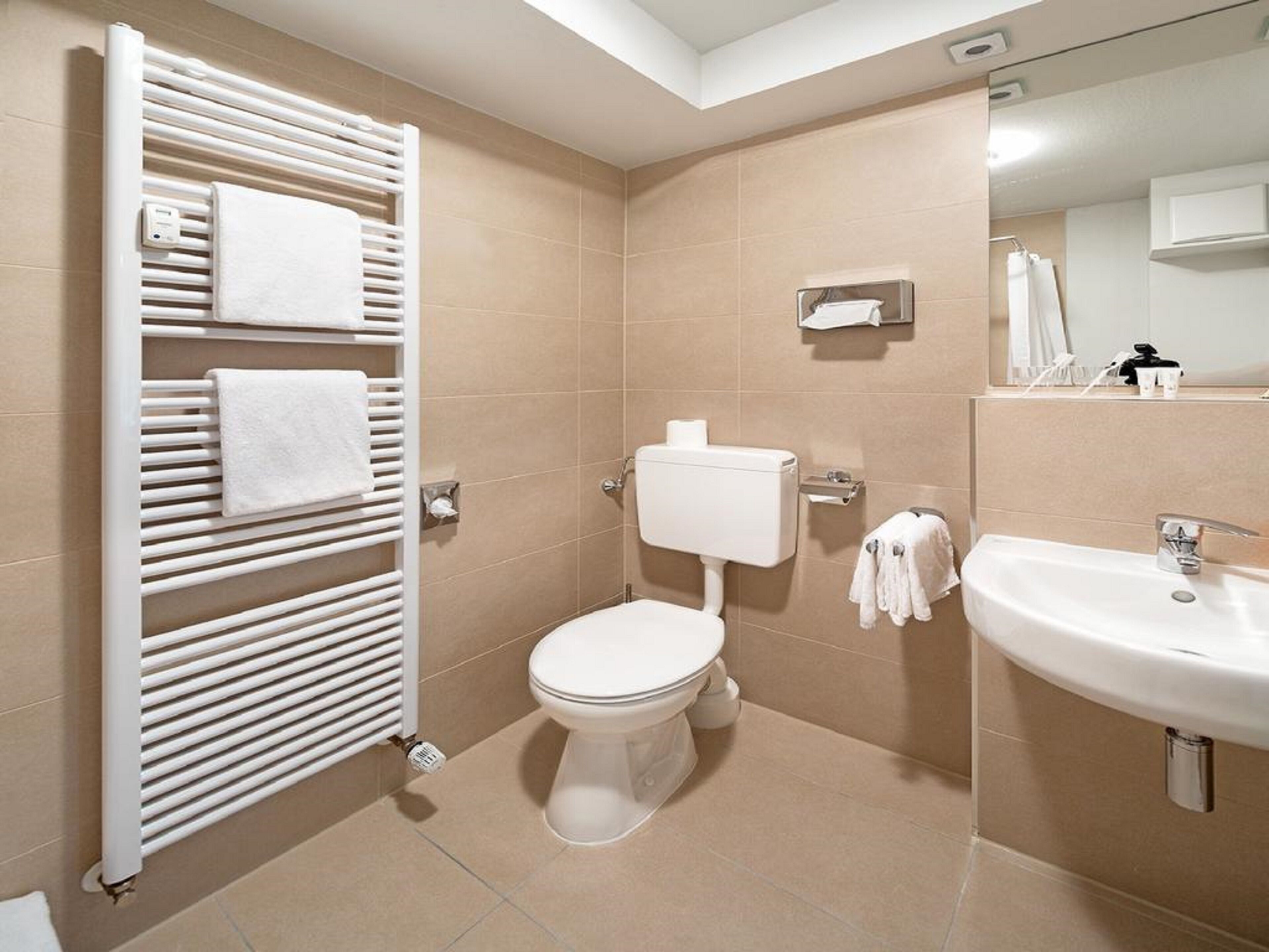 comfort single room | bathroom | shower, free toiletries, hair dryer, slippers