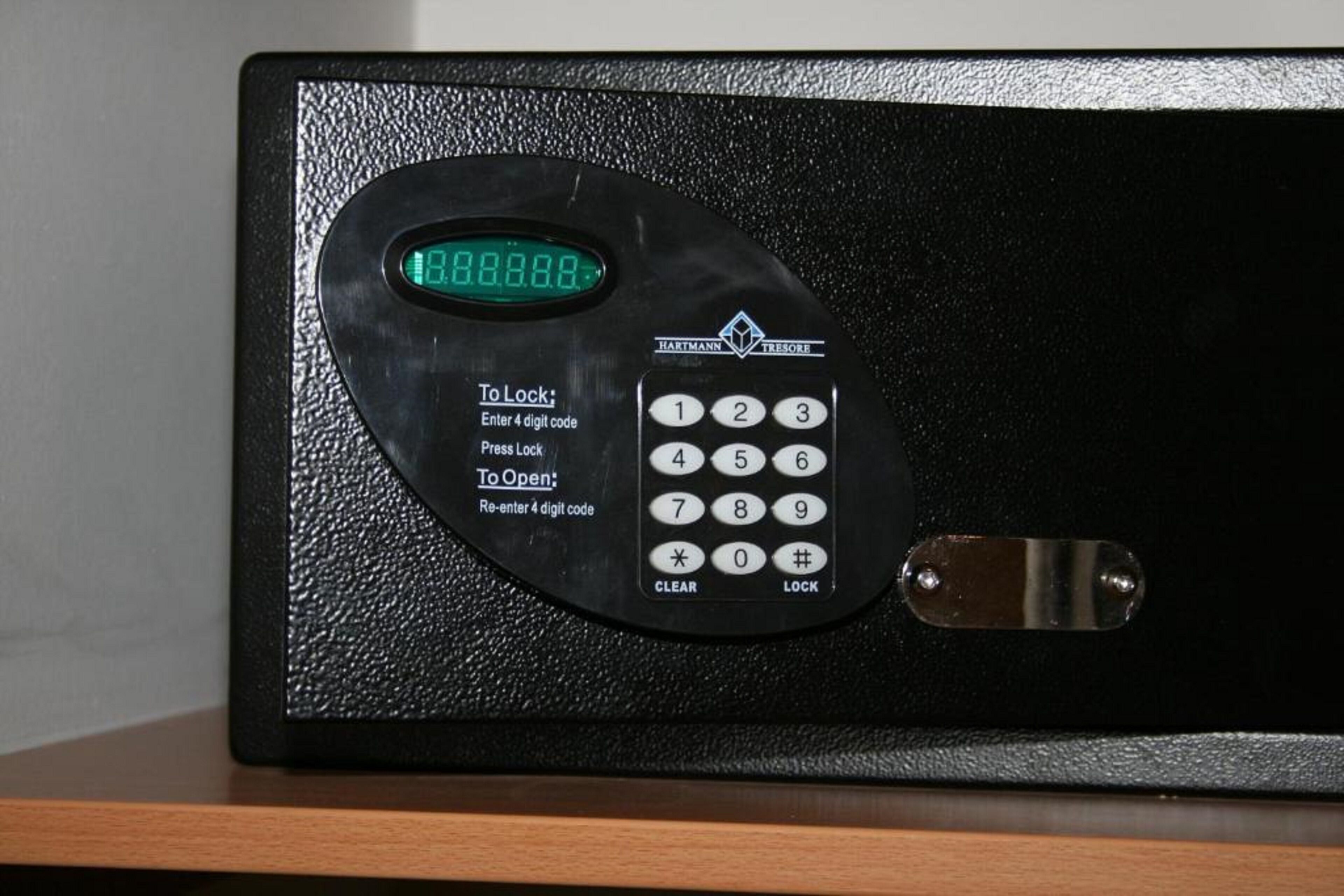 standard single room | minibar, in-room safe, desk, iron/ironing board