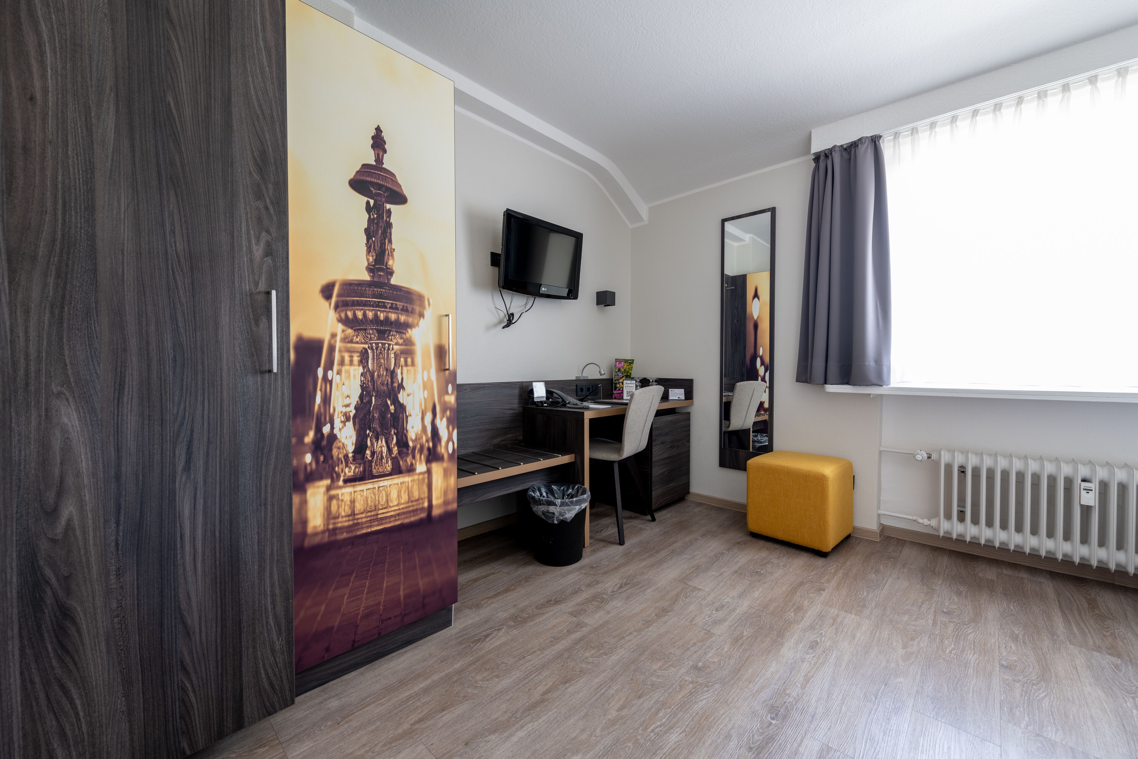 business double room | minibar, in-room safe, desk, iron/ironing board