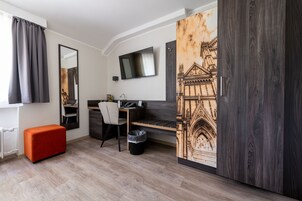 Business Double Room | Minibar, in-room safe, desk, iron/ironing board