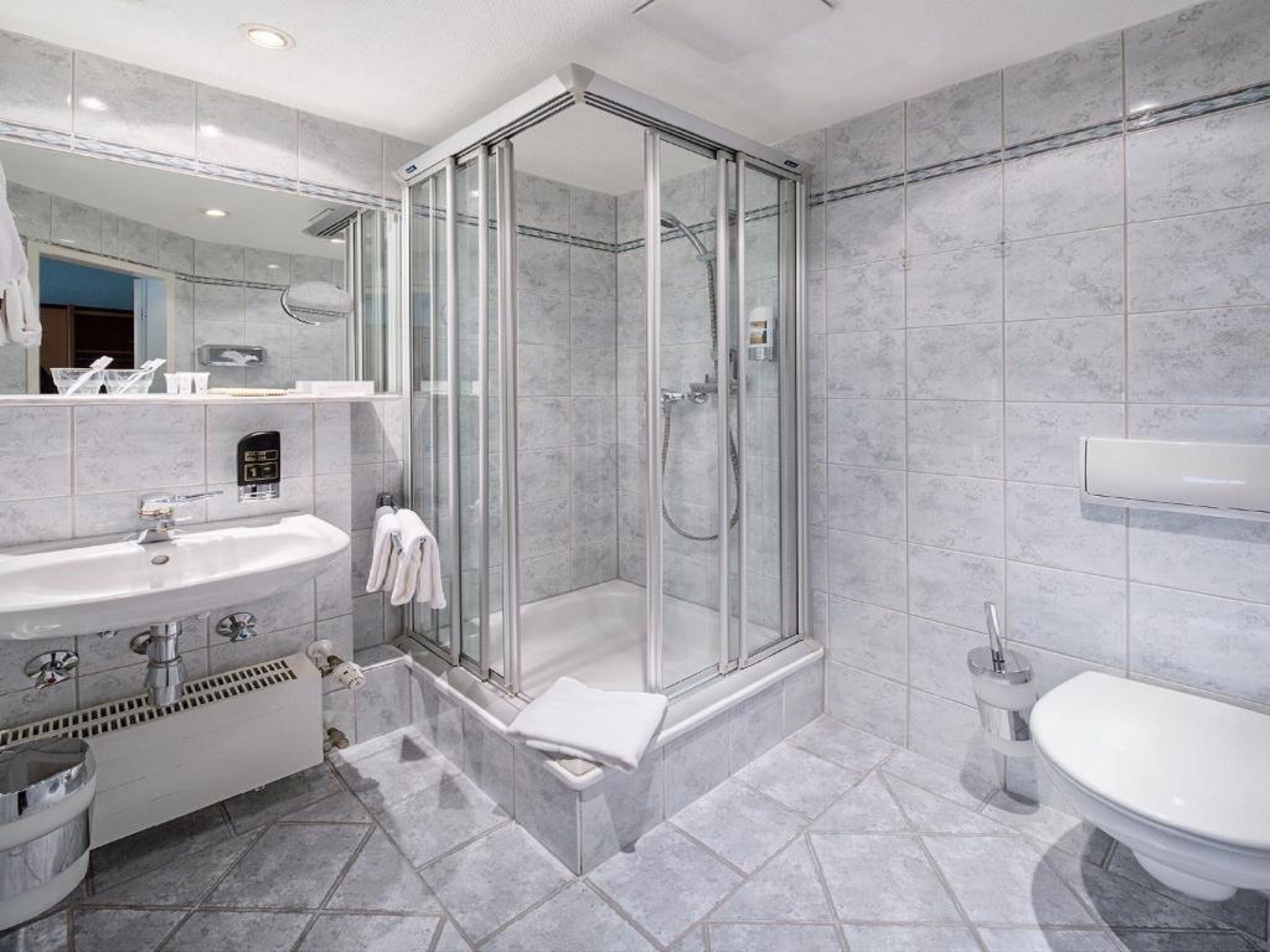 comfort double room | bathroom | shower, free toiletries, hair dryer, slippers