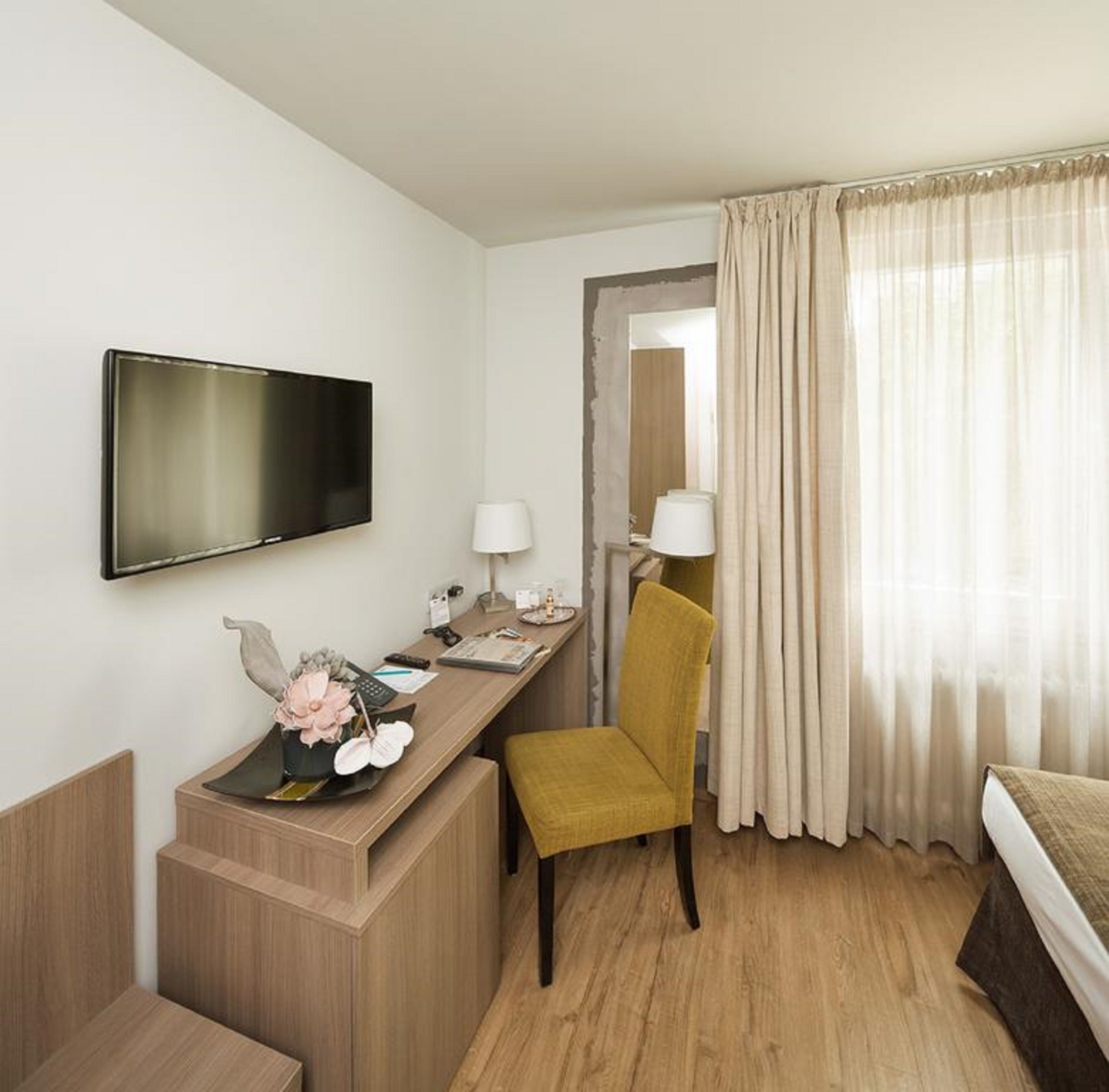 comfort single room | minibar, in-room safe, desk, iron/ironing board